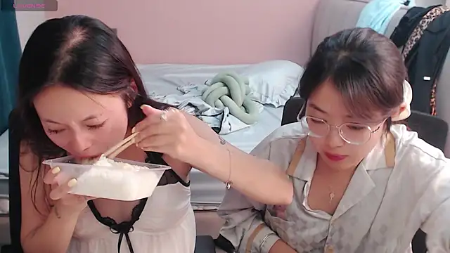 Snapshot of redrose520 chatting on October 10, 12:04 pm redrose520 online show from October 10, 12:04 pm