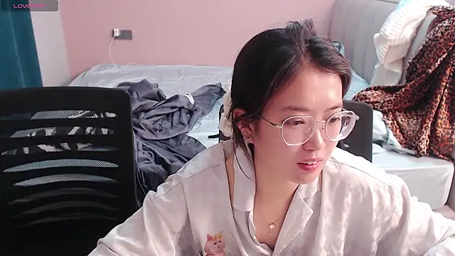 Snapshot of redrose520 chatting on October 11, 12:26 pm redrose520 online show from October 11, 12:26 pm