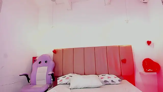 Snapshot of emily__walker chatting on February 15, 5:37 am emily walker online show from February 15, 5:37 am