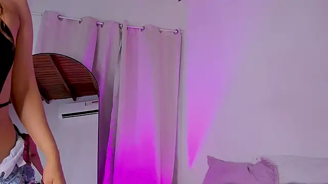 Snapshot of emily__walker chatting on March 27, 2:28 am emily walker online show from March 27, 2:28 am