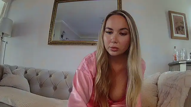 Snapshot of BarbieDolly_x chatting on October 1, 1:50 pm BarbieDolly x online show from October 1, 1:50 pm