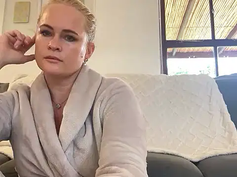 Snapshot of Sweet-TessaXX chatting on October 1, 5:46 am Sweet-TessaXX online show from October 1, 5:46 am