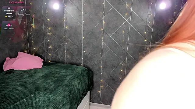 Red FoxGirl online show from December 22, 2:58 pm