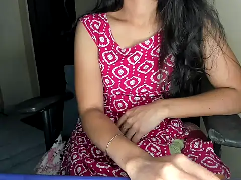 Queen-Bee143 online show from April 23, 12:12 am