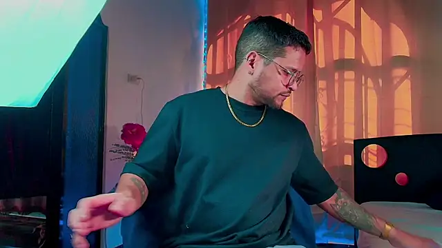 LucasGaeel online show from November 4, 8:19 pm