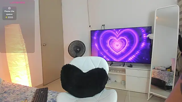 Snapshot of addison_sparkle chatting on February 4, 7:03 am addison sparkle online show from February 4, 7:03 am