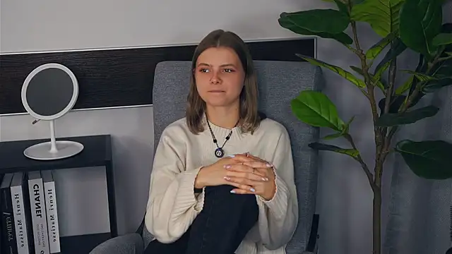 Snapshot of JeanieHelget chatting on September 29, 8:41 am JeanieHelget online show from September 29, 8:41 am