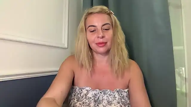 Snapshot of Miravynn chatting on December 21, 11:50 am Miravynn online show from December 21, 11:50 am