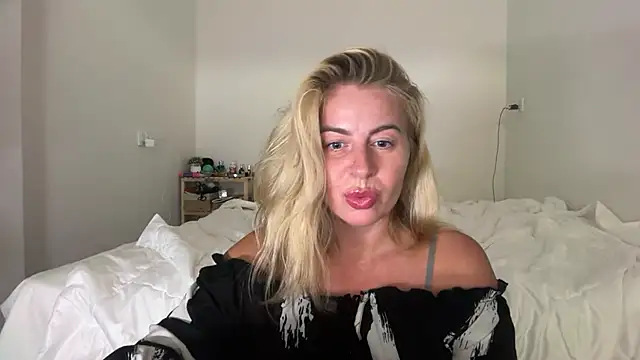 Snapshot of Miravynn chatting on February 7, 7:50 pm Miravynn online show from February 7, 7:50 pm