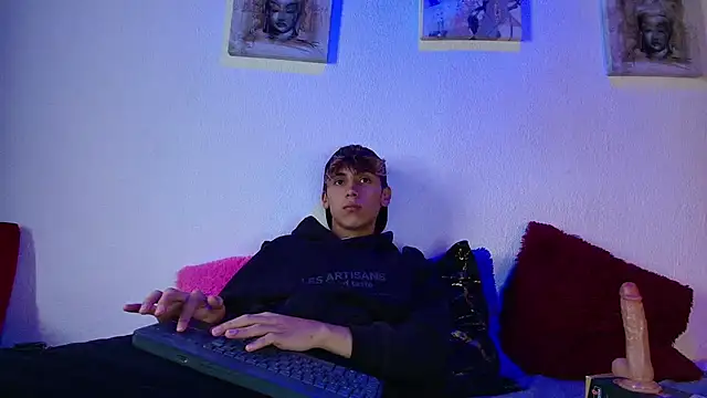 Snapshot of liam_nom chatting on October 1, 1:28 pm liam nom online show from October 1, 1:28 pm