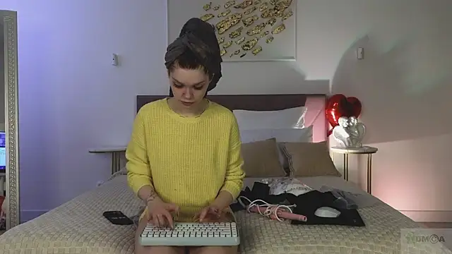 Nicole Broown  online show from March 1, 8:55 pm