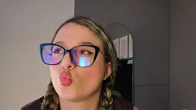 Snapshot of katiaa_lovv chatting on March 11, 12:22 pm katiaa lovv online show from March 11, 12:22 pm