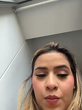 Snapshot of itsdanividarte chatting on December 21, 6:15 pm itsdanividarte online show from December 21, 6:15 pm