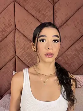 Snapshot of ChloeRosses chatting on February 3, 3:37 am ChloeRosses online show from February 3, 3:37 am