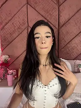 Snapshot of ChloeRosses chatting on February 9, 4:49 am ChloeRosses online show from February 9, 4:49 am