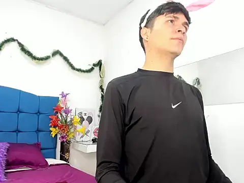 Aaron Foxxx online show from December 21, 3:30 pm