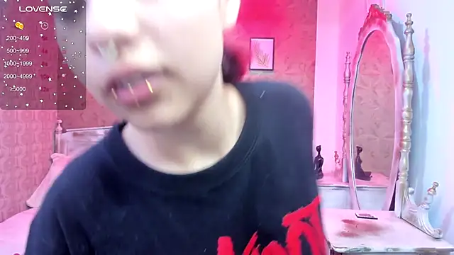 Megane whitte online show from December 5, 7:10 pm