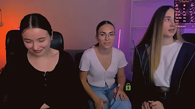 Snapshot of leslie_bird chatting on November 29, 10:18 am leslie bird online show from November 29, 10:18 am