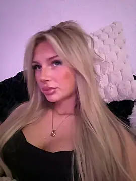 Snapshot of blondeeee chatting on April 21, 4:01 pm blondeeee online show from April 21, 4:01 pm