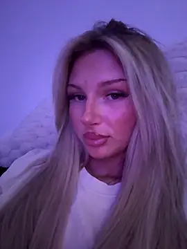 Snapshot of blondeeee chatting on April 27, 4:49 pm blondeeee online show from April 27, 4:49 pm