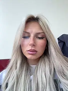 Snapshot of blondeeee chatting on April 28, 4:45 pm blondeeee online show from April 28, 4:45 pm