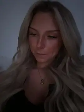 Snapshot of blondeeee chatting on May 7, 7:52 pm blondeeee online show from May 7, 7:52 pm