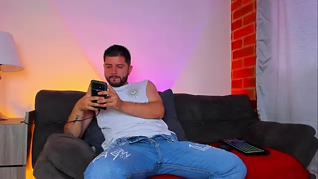 Snapshot of TomSloam chatting on October 17, 2:08 pm TomSloam online show from October 17, 2:08 pm