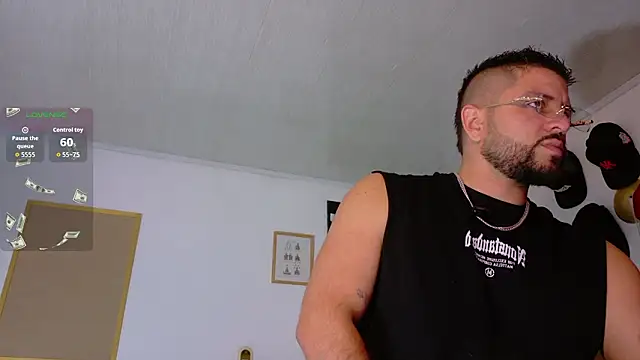 Snapshot of TomSloam chatting on February 4, 5:35 am TomSloam online show from February 4, 5:35 am