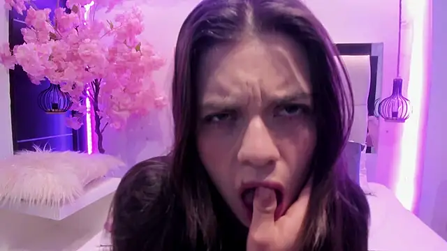 ZOE LE online show from November 18, 11:47 am