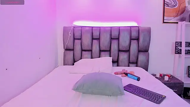 Caroline Millerr online show from February 2, 7:23 pm