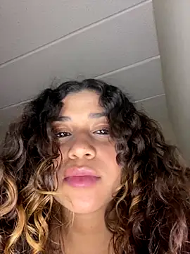 Snapshot of Sofi-Glow chatting on October 2, 9:11 pm Sofi-Glow online show from October 2, 9:11 pm