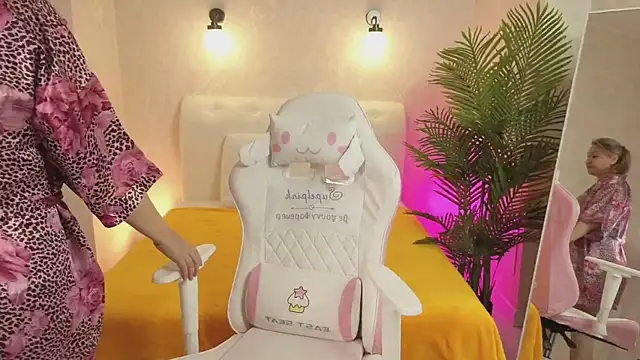 Snapshot of MilfCruze chatting on October 3, 9:06 am MilfCruze online show from October 3, 9:06 am