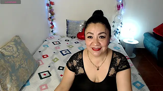 yourhornyjuliettee online show from June 17, 8:10 pm