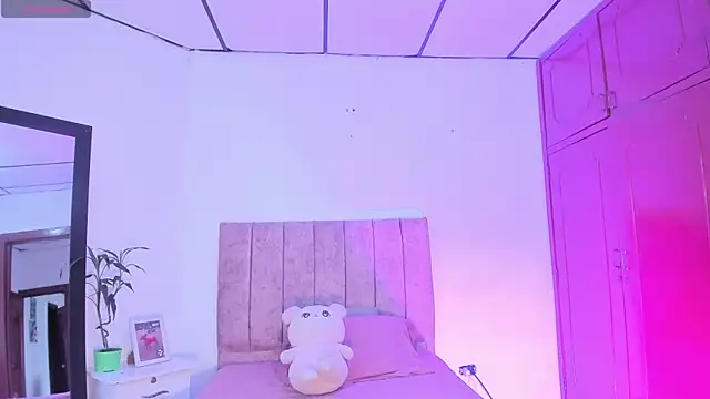 Snapshot of Mila_1wood chatting on July 18, 12:53 pm Mila 1wood online show from July 18, 12:53 pm