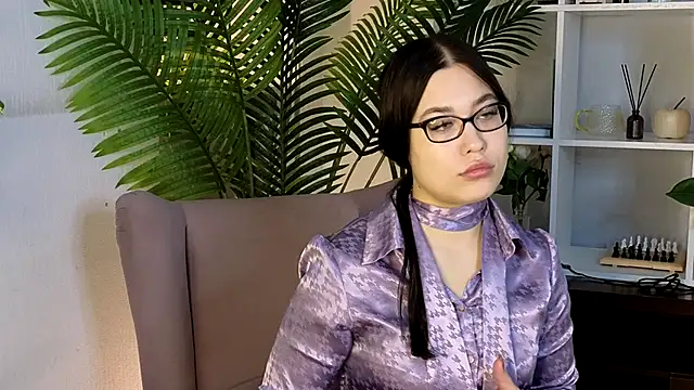 Snapshot of KaylaOzog chatting on September 30, 9:25 am KaylaOzog online show from September 30, 9:25 am