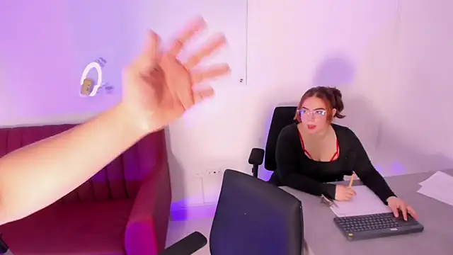 Kandyfrees  online show from January 10, 11:45 am