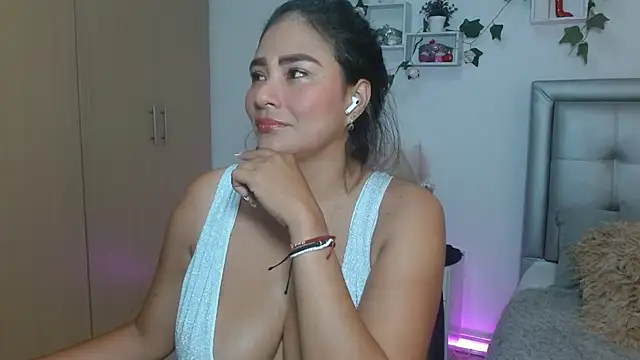 Snapshot of mia_star_2 chatting on April 15, 10:22 am mia star 2 online show from April 15, 10:22 am