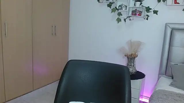 Snapshot of mia_star_2 chatting on May 5, 8:55 am mia star 2 online show from May 5, 8:55 am