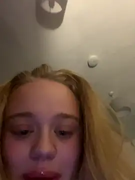 Snapshot of LilyPopsxx chatting on September 29, 6:35 pm LilyPopsxx online show from September 29, 6:35 pm