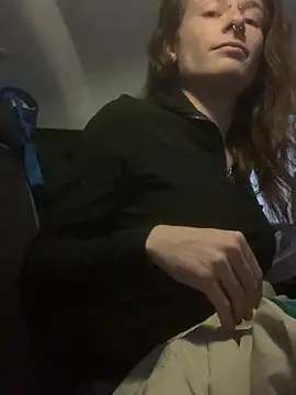 GoldenPussy1329 online show from May 6, 7:19 pm