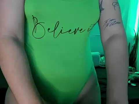 Snapshot of Tinawildd chatting on June 6, 11:48 am Tinawildd online show from June 6, 11:48 am