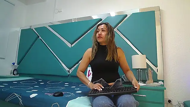chloe  Jones  online show from April 24, 1:02 pm