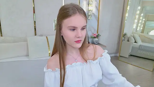 Lili Lohan online show from May 13, 5:05 am