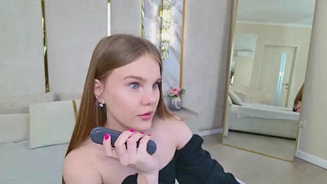 Lili Lohan online show from May 18, 5:02 am