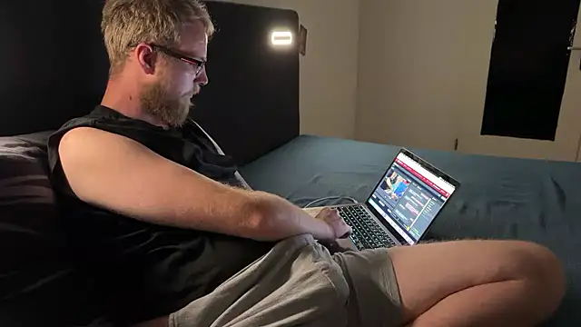 Snapshot of Bi27_Dom chatting on October 1, 7:42 pm Bi27 Dom online show from October 1, 7:42 pm