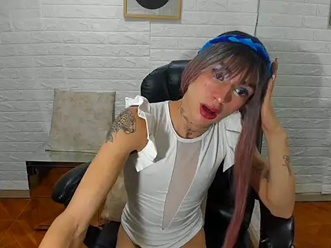 Mila Leon online show from November 3, 1:40 am