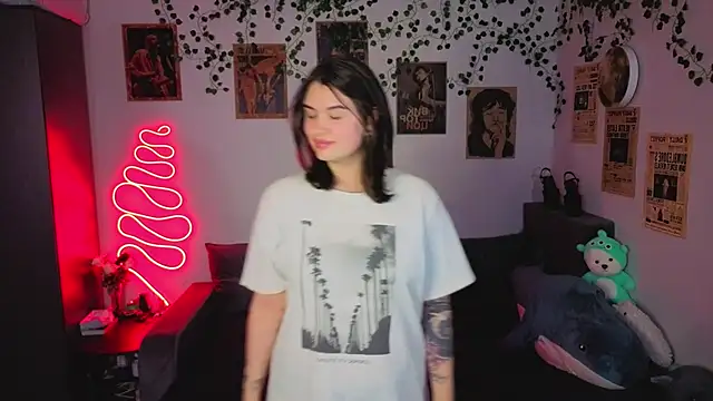 Snapshot of kira_kick chatting on October 28, 3:25 pm kira kick online show from October 28, 3:25 pm