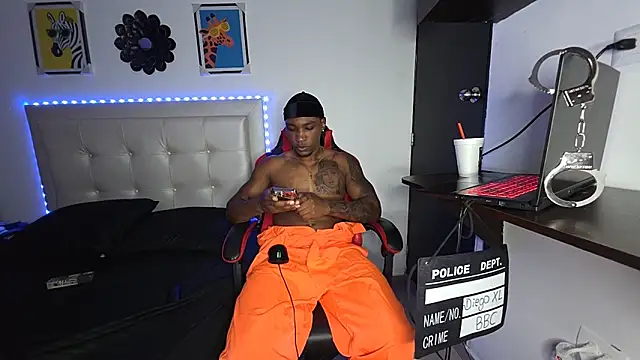 Snapshot of DiegoXL111 chatting on October 4, 4:32 am DiegoXL111 online show from October 4, 4:32 am