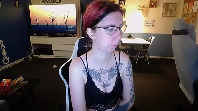 Snapshot of TattooedGirls chatting on November 3, 7:42 am TattooedGirls online show from November 3, 7:42 am