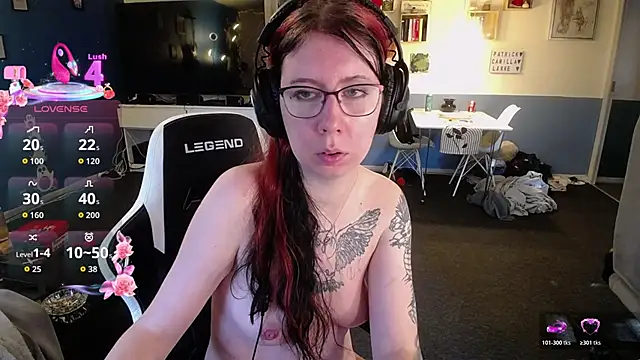 Snapshot of TattooedGirls chatting on November 6, 11:44 am TattooedGirls online show from November 6, 11:44 am